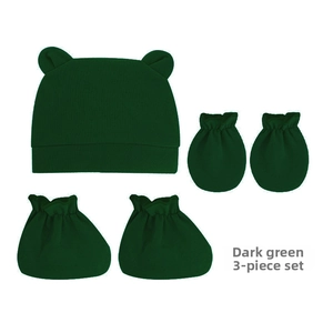 Détail d'un ensemble 3 pièces vert foncé pour nouveau-né avec bonnet et moufles