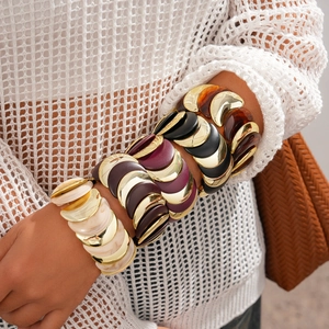Eleganti bracciali elastici a semicerchio in resina acrilica e metallo dorato