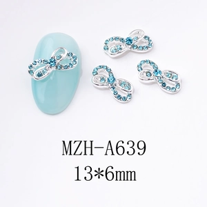 Détails de bijoux d'ongles nœud en métal argenté avec strass bleus et dimensions