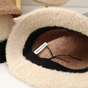 Détail d'un chapeau bob en poluche avec doublure chaude et cordon de serrage intérieur