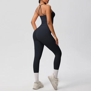 Détail du haut de sport dos nageur et du legging taille haute montrant la coupe et le dos