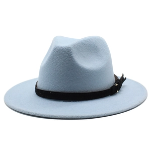 Dettaglio del cappello fedora azzurro con nastro in pelle nera e fibbia dorata fine