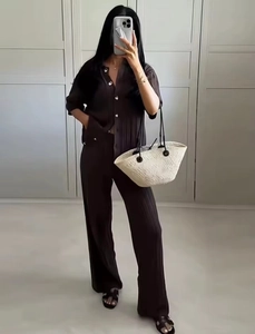 Selfie a figura intera di un set in maglia marrone scuro con top a maniche corte e pantaloni larghi