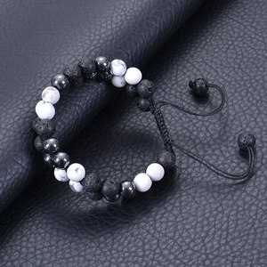 Detail von 8mm Lavastein und weißem Türkis Perlenarmband mit verstellbarer Kordel