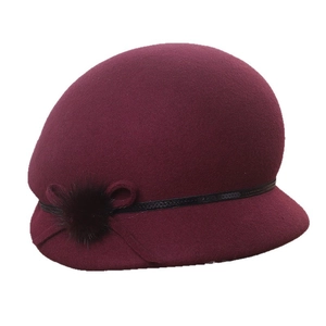 Chapeau cloche élégant en laine bordeaux avec nœud et détail de boule de fourrure