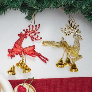 Detail von Weihnachtsrentier-Anhängern mit Schleifen und Glocken an einem Baumzweig