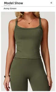 Détail de l'ensemble de yoga sport vert armée avec débardeur ajusté et legging taille haute