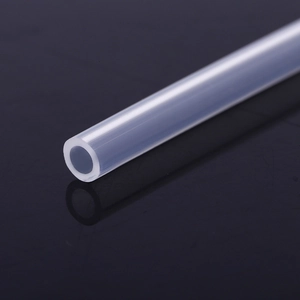 Universeller weicher Silikonstrohhalm für Kinder-Thermobehälter im klaren Makro-Detail