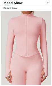 Détail de la veste de sport rose pêche avec col montant et passants pour pouces