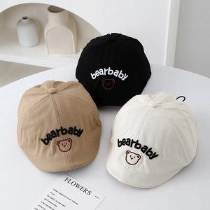 Détail de bérets en coton pour enfants avec broderie ours et logo bearbaby