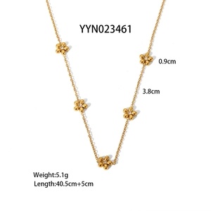 Dettaglio della collana a fiori dorati con misure che mostrano ciondoli da 0,9 cm e catena