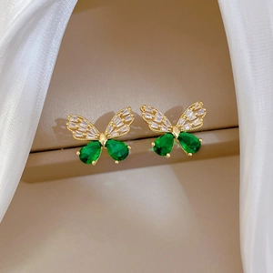 Detail of butterfly earrings with emerald pear-cut and white zircon in gold plating