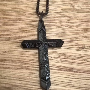 Collier croix pour homme en acier inoxydable noir avec un pendentif style punk