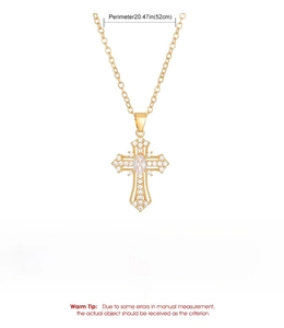 Dettaglio della collana con ciondolo a croce dorata con zirconi e parametri dimensionali