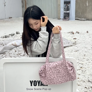 Dettaglio della borsa tote leopardata rosa con doppi manici e design laterale arricciato