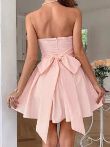 Robe bustier rose élégante avec un grand nœud décoratif dans le dos pour femme