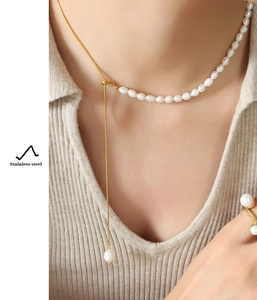 Detail of freshwater pearl necklace with gold-plated stainless steel snake chain on model