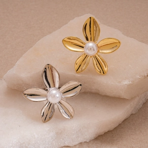 Metallic flower open rings with central white pearls in gold and silver finishes