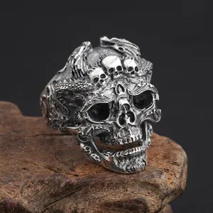 Bague tête de mort gothique avec finition argent antique et gravures de punk