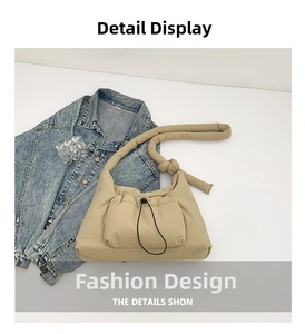 Dettaglio della borsa a spalla in nylon trapuntato beige con tasca anteriore a coulisse