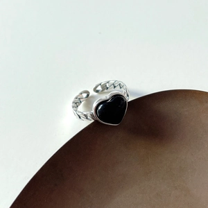 Detailed macro view of S925 sterling silver ring featuring a heart-shaped black stone