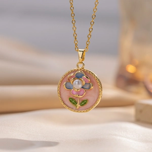 Collier à pendentif émaillé style Monet avec perle centrale et chaîne dorée