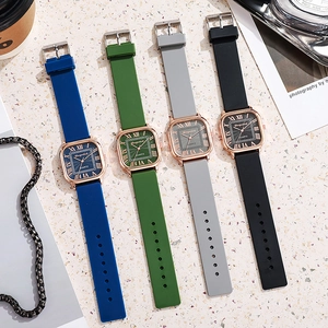 Présentation de quatre montres à quartz carrées avec boîtier or rose et bracelet silicone