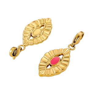 Vue recto-verso du pendentif feuille dorée avec émail rose et fermoir mousqueton