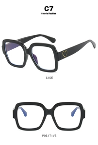 Detailansicht der quadratischen schwarzen Sonnenbrille mit goldenem Herz-Inlay