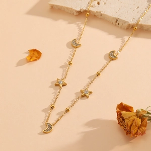 Collier luxueux en acier inoxydable doré avec pendentifs étoile et croissant scintillants