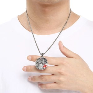 Détail d'un collier bouclier templier avec croix rouge porté par un mannequin homme