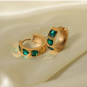 Detail of 18K gold-plated stainless steel hoop earrings with green heart-shaped zircons
