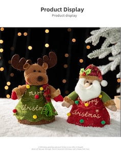 Gros plan sur des sacs cadeaux de Noël en peluche Père Noël et renne avec broderie