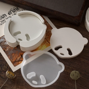 Detailansicht der Panda-Untersetzer-Harzform mit fertigem Silikon-Kunsthandwerk