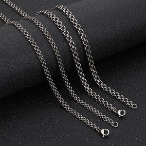 Vue détaillée d'un collier chaîne à maillons vintage en acier sur fond noir