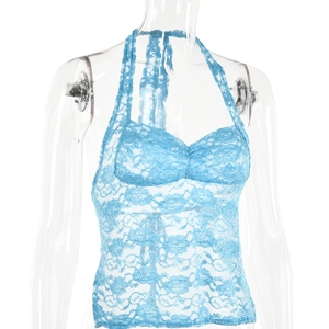 Gros plan du haut licou en dentelle bleue avec motifs floraux et maille transparente
