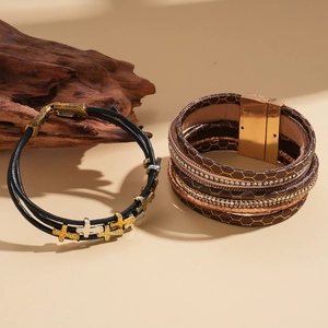Bracelets multicouches en cuir avec croix et joncs bohèmes à fermoir magnétique