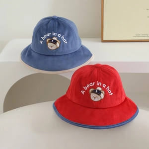 Chapeau bob en velours côtelé pour enfants avec broderie ours bleu et rouge