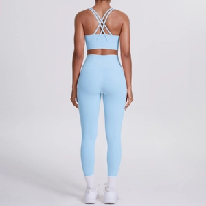 Ensemble de yoga bleu ciel avec soutien-gorge croisé et legging taille haute de fitness
