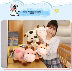 Detalle de tres vacas de peluche con bufandas de cuadros y bordados suaves y tiernos