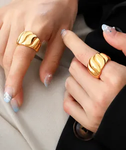 Detailansicht der breiten goldfarbenen Wellenringe mit polierter Oberfläche und Design