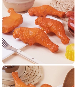Cosce di pollo e salsicce artificiali realistiche su una tovaglietta decorata