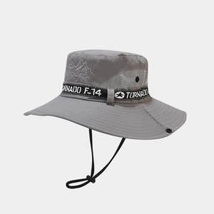 Détail du chapeau de soleil gris respirant avec broderie de montagne et maille filet