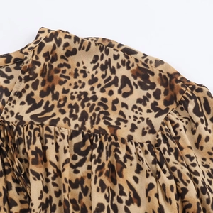Dettaglio della stampa leopardata su scollatura e spalla di un abito con motivo animalier