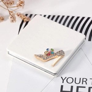 Mini-PU-Leder-Kosmetikspiegel mit goldenem Strass-High-Heel-Anhänger auf weißem Gehäuse