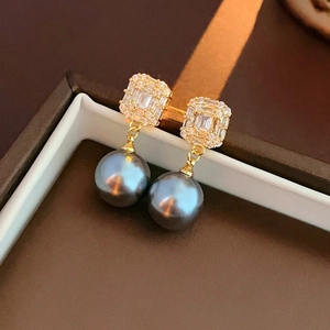 Boucles d'oreilles dorées avec zircon carré et perle pendante grise au style rétro
