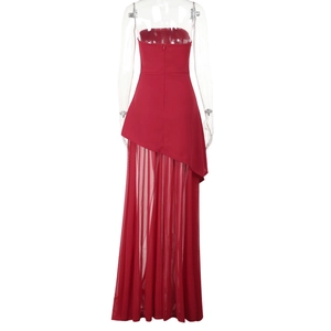 Vue arrière détaillée d'une robe de soirée rouge sans bretelles avec fente en tulle et voile