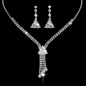 Dettaglio del set gioielli sposa argento con cristalli a triangolo e nappe scintillanti