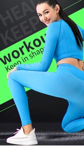 Detail eines blauen gerippten Yoga-Sets mit Leggings und langärmligem bauchfreiem Top