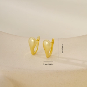 Vue détaillée de boucles d'oreilles goutte d'or, hauteur 1,7 cm et largeur 0,9 cm